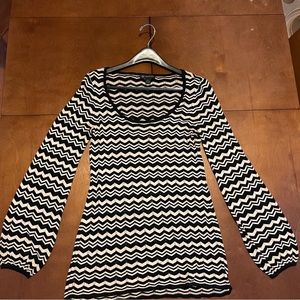 Black and cream sweater, w/bubble lower sleeve/ Large. International Concepts